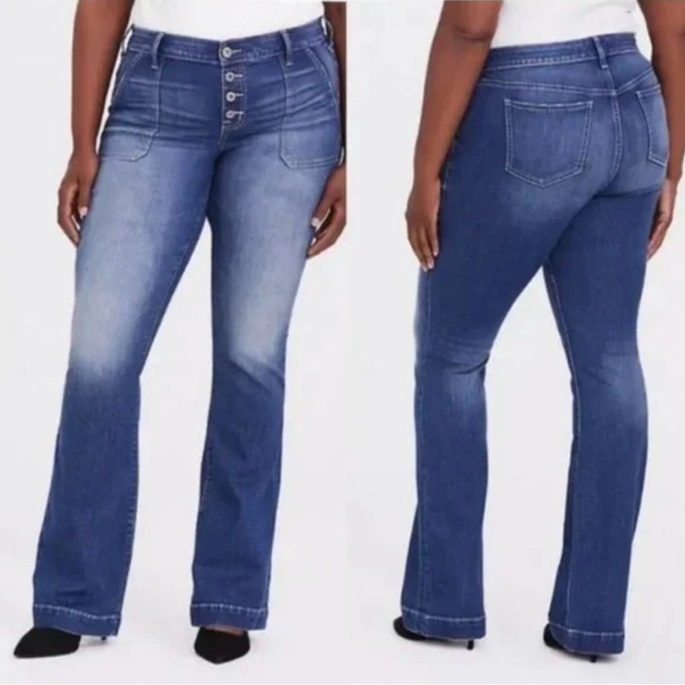 🆕NWT🔖Stylish Torrid Button Fly Flare Jeans - 22